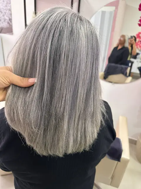 Cabelo grisalho platinado com acabamento sofisticado