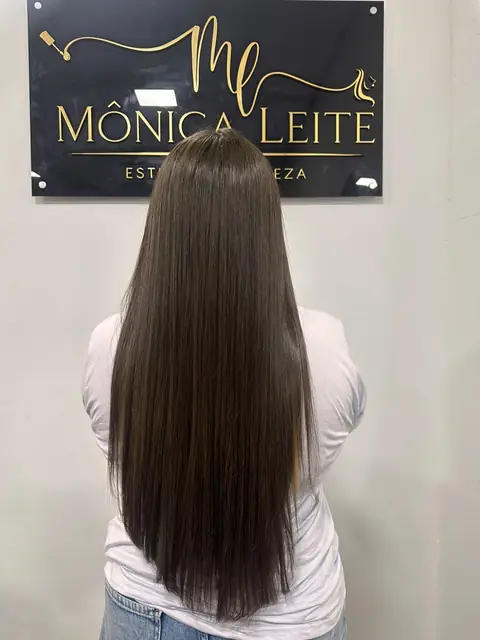 Cabelo castanho liso com pontas alinhadas